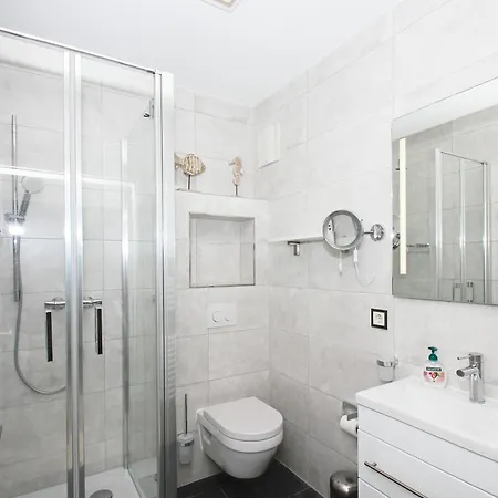 Ostseeperle: Meerblick-apartment Mit Balkon Und Erlebnisbad-zugang * Goehren (Ruegen)